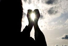 手机配资股票一览表:股票中的融资-蔚来二季度营收增长9% 李斌：四季度锚定月销5万台目标